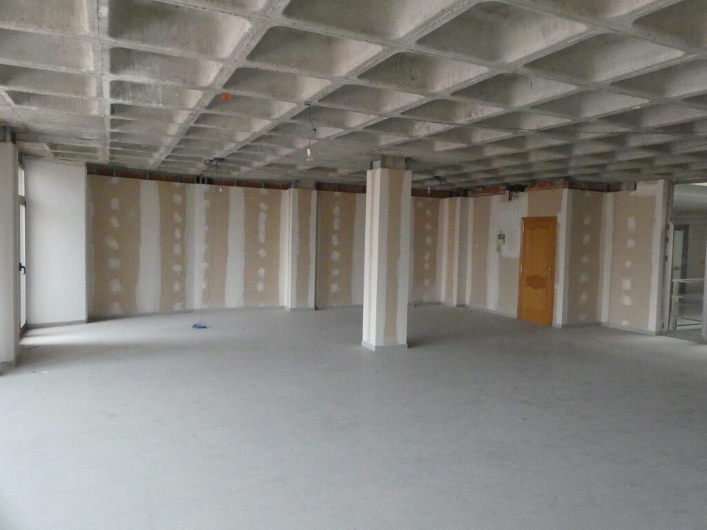 Entrada frontal a las oficinas