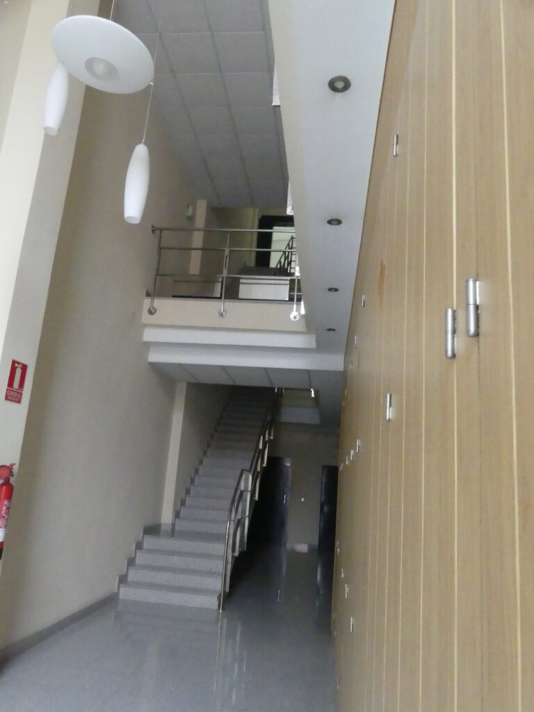 Entrada al edificio Golden